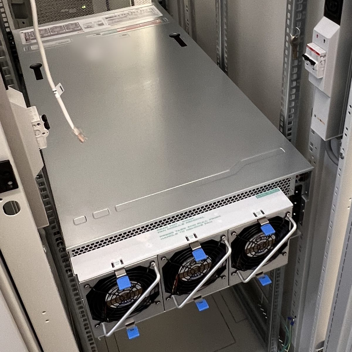 Rear of the NEOXIS server with three hot-swap fan modules